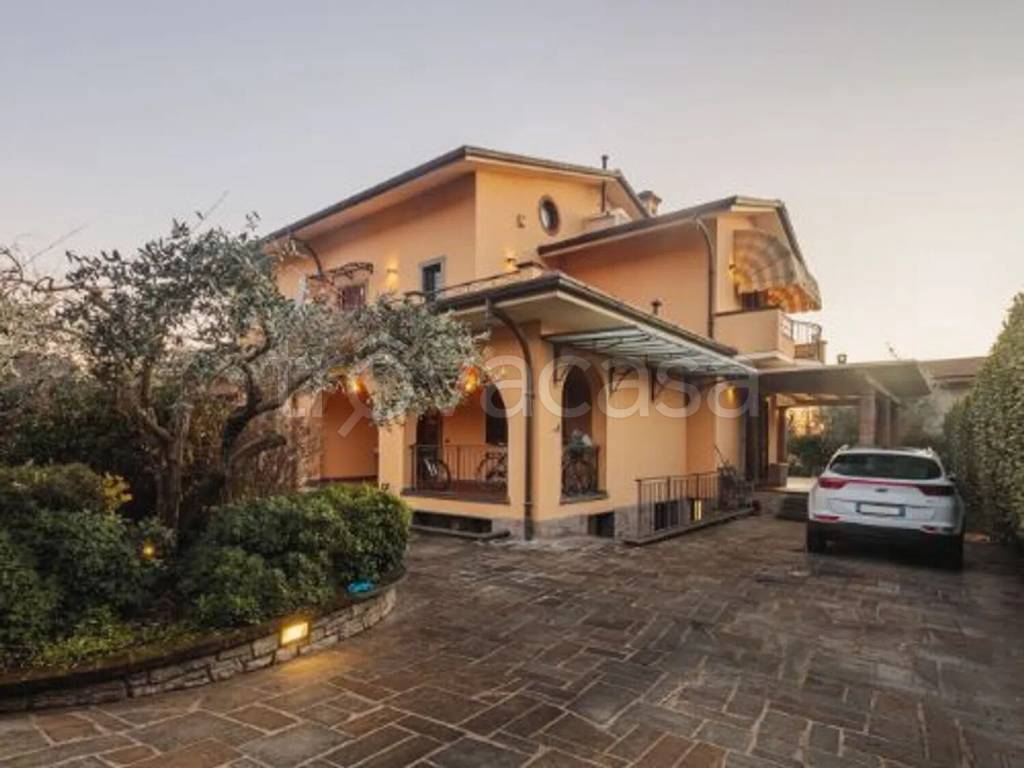 casa indipendente in vendita a Montignoso