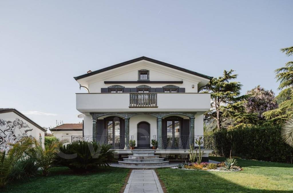 casa indipendente in vendita a Montignoso