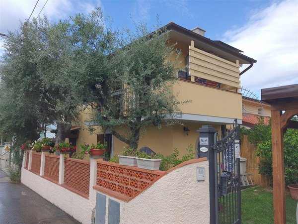 casa indipendente in vendita a Montignoso in zona Debbia