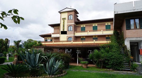 negozio in vendita a Montignoso