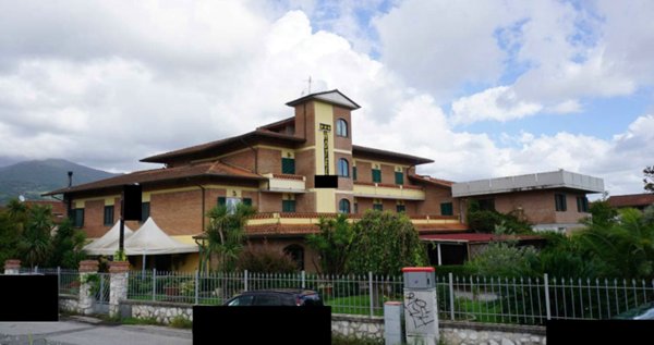 negozio in vendita a Montignoso