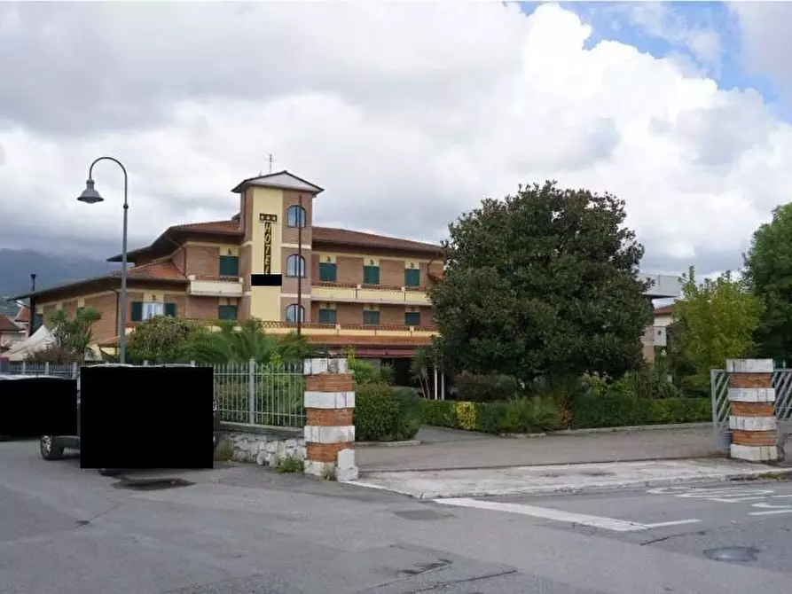 negozio in vendita a Montignoso