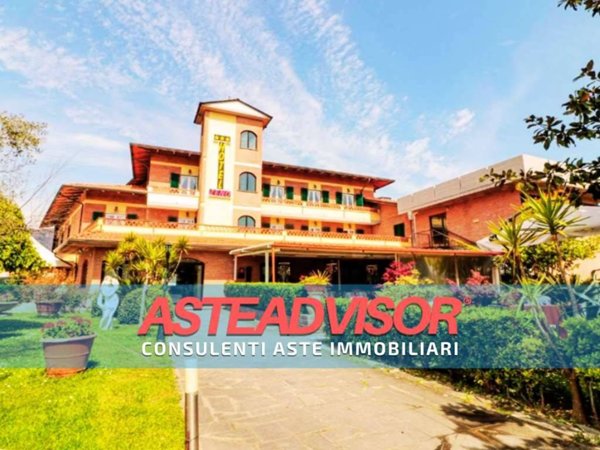 negozio in vendita a Montignoso in zona Cinquale