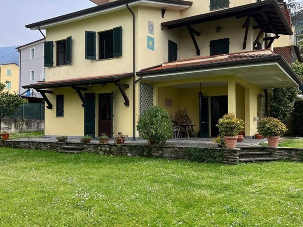 casa indipendente in vendita a Montignoso in zona Capanne