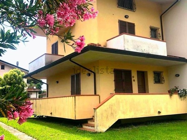 casa indipendente in vendita a Montignoso in zona Cinquale