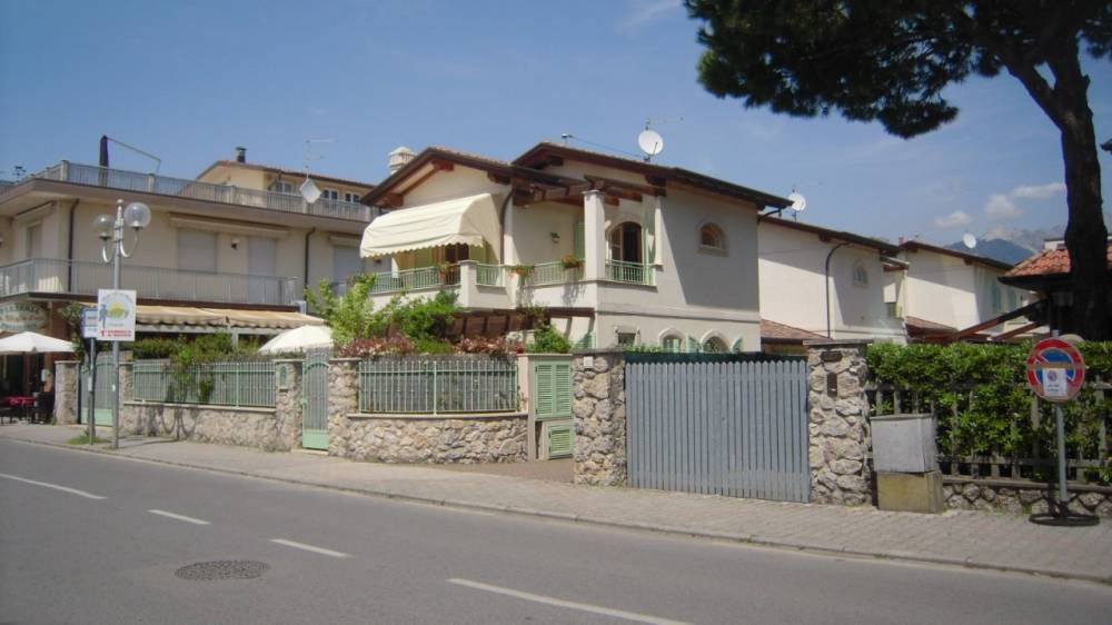 casa indipendente in vendita a Montignoso in zona Cinquale