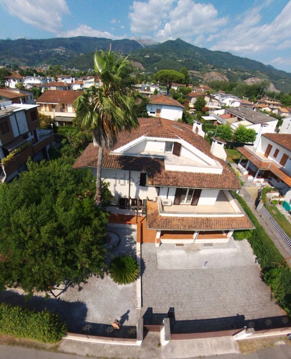 casa indipendente in vendita a Montignoso in zona Cinquale