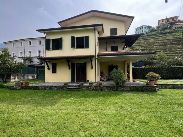 casa indipendente in vendita a Montignoso