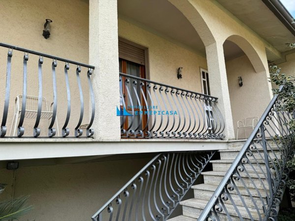 casa indipendente in vendita a Montignoso in zona Cervaiolo