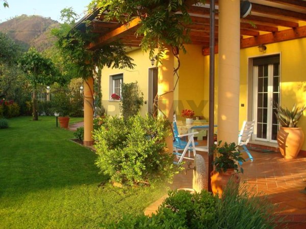 casa indipendente in vendita a Montignoso in zona Debbia