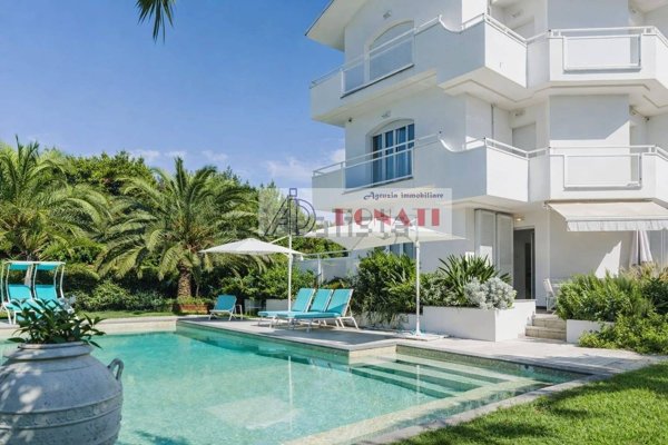 casa indipendente in vendita a Montignoso in zona Cinquale