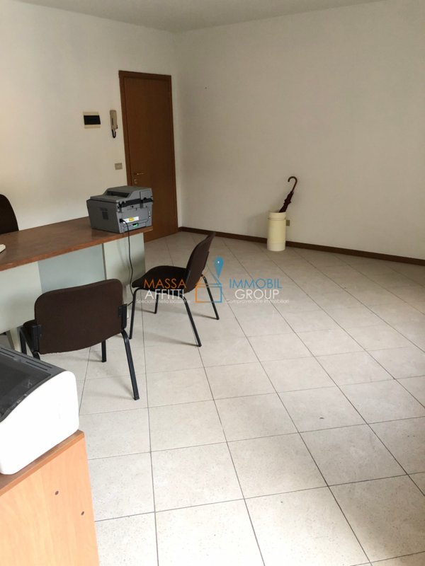 ufficio in vendita a Montignoso in zona Capanne