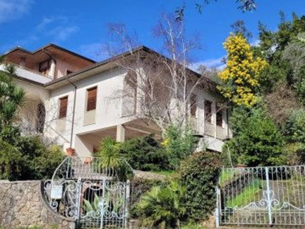 casa indipendente in vendita a Montignoso in zona Capanne
