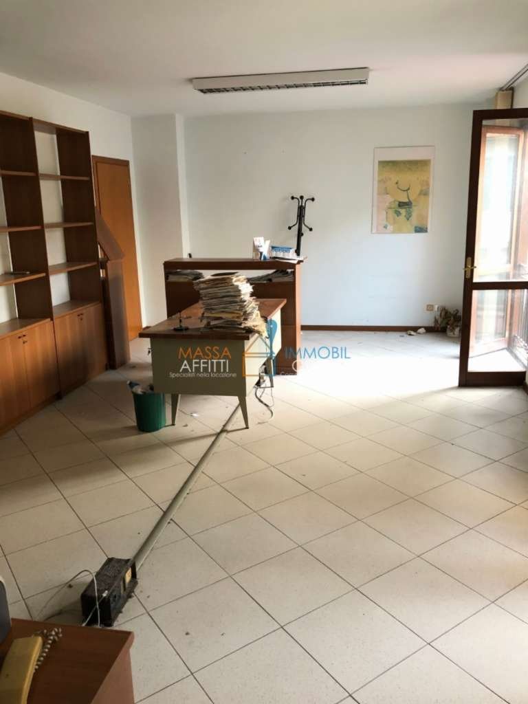 ufficio in vendita a Montignoso in zona Capanne