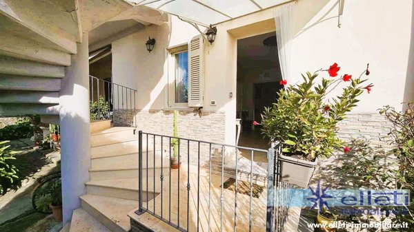 casa indipendente in vendita a Montignoso in zona Capanne