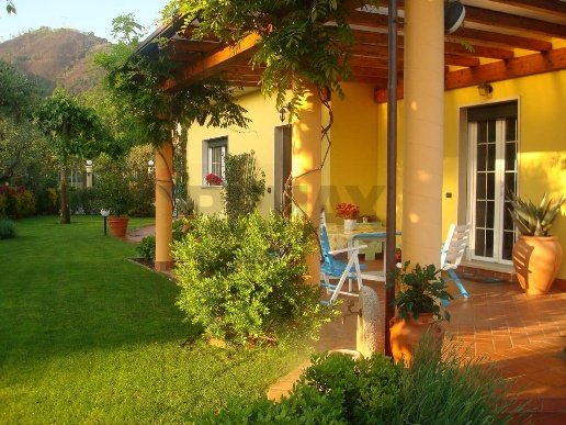 casa indipendente in vendita a Montignoso in zona Debbia