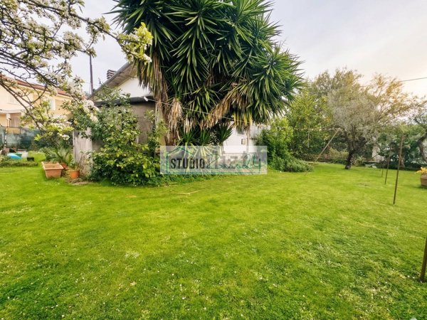 casa indipendente in vendita a Montignoso in zona Debbia