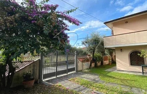 casa indipendente in vendita a Montignoso in zona Debbia