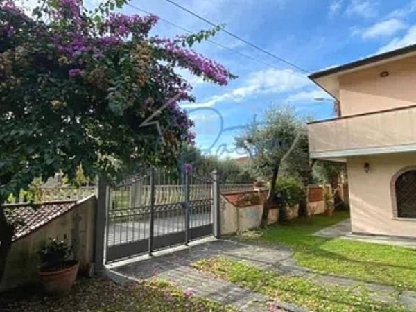 casa indipendente in vendita a Montignoso in zona Debbia