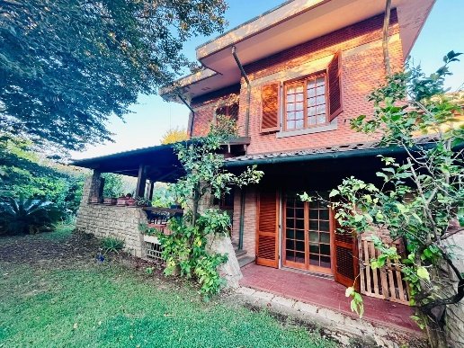 casa indipendente in vendita a Montignoso in zona Renella