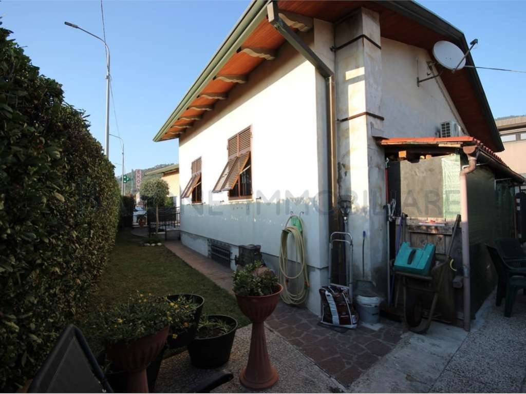 casa indipendente in vendita a Montignoso in zona Capanne