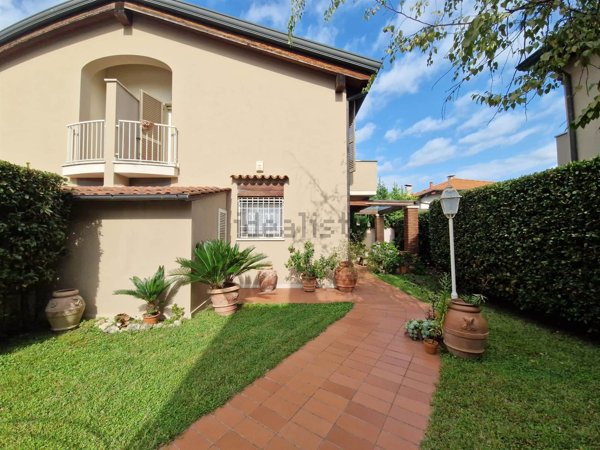 casa indipendente in vendita a Montignoso