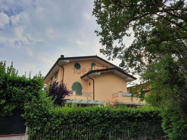 casa indipendente in vendita a Montignoso in zona Cinquale