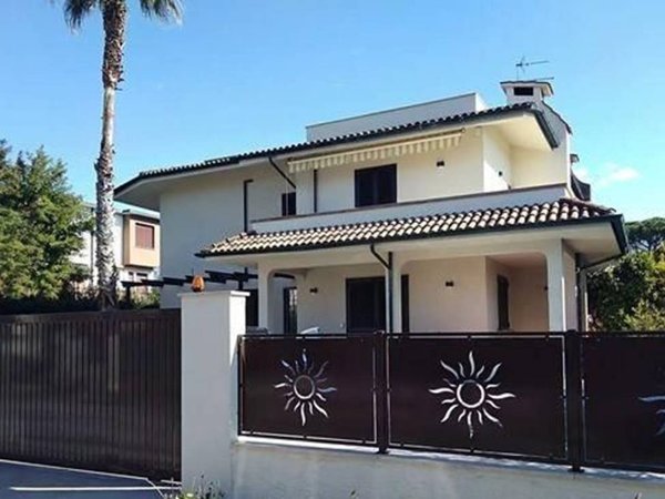 casa indipendente in vendita a Montignoso in zona Cinquale