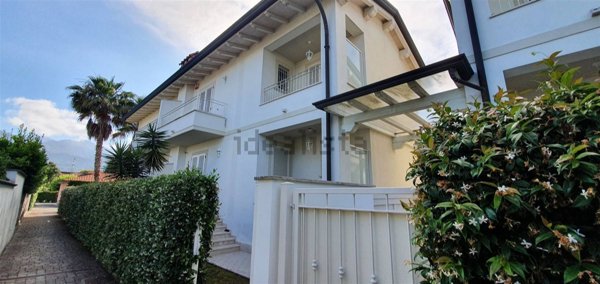 casa indipendente in vendita a Montignoso in zona Cinquale