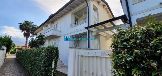 casa indipendente in vendita a Montignoso in zona Cinquale