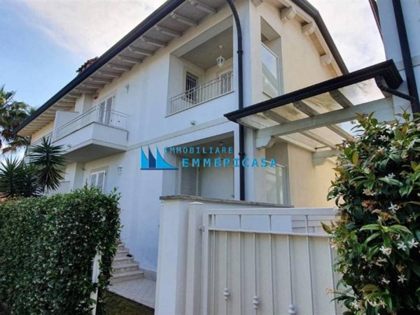 casa indipendente in vendita a Montignoso in zona Cinquale