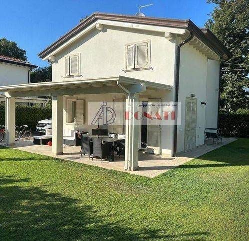 casa indipendente in vendita a Montignoso in zona Cinquale