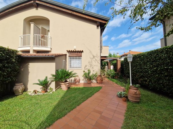 casa indipendente in vendita a Montignoso in zona Cinquale