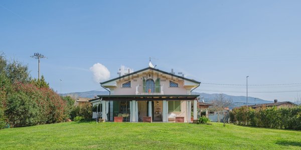 casa indipendente in vendita a Montignoso