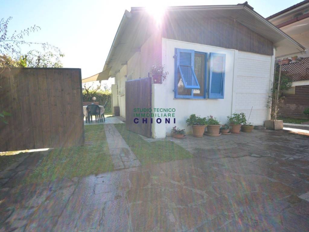 casa indipendente in vendita a Montignoso in zona Renella