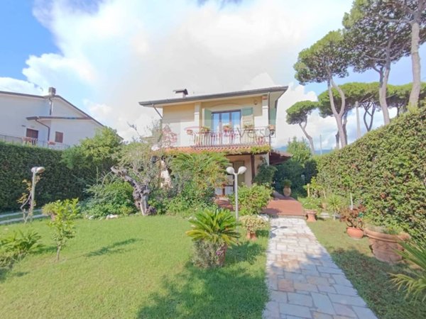 casa indipendente in vendita a Montignoso in zona Cinquale