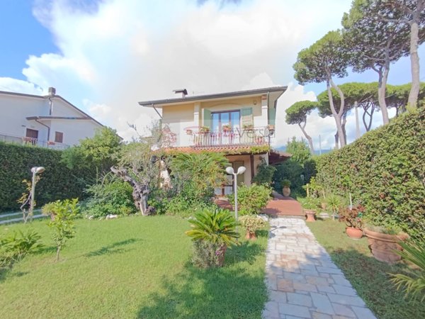 casa indipendente in vendita a Montignoso in zona Cinquale