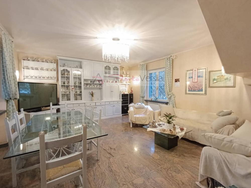 casa indipendente in vendita a Montignoso in zona Cervaiolo