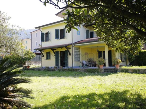casa indipendente in vendita a Montignoso