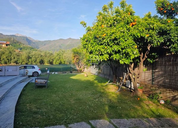 casa indipendente in vendita a Montignoso in zona Debbia