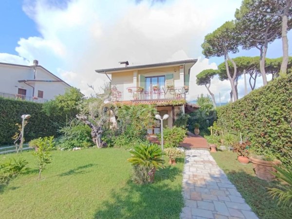 casa indipendente in vendita a Montignoso in zona Cinquale