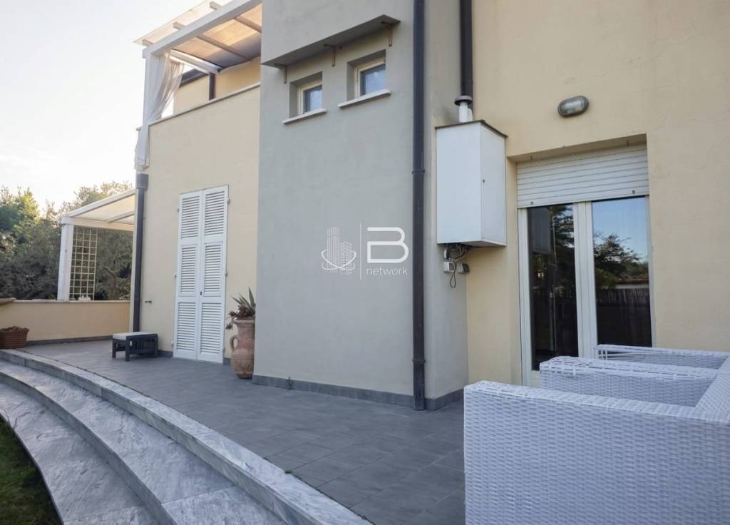 casa indipendente in vendita a Montignoso