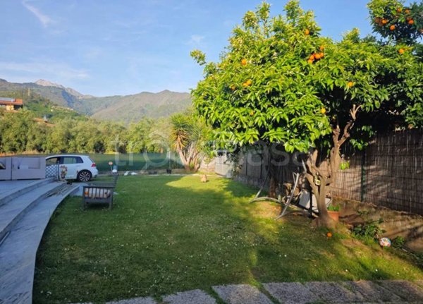 casa indipendente in vendita a Montignoso