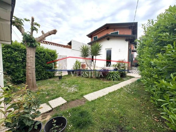 casa indipendente in vendita a Montignoso in zona Cinquale