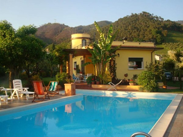 casa indipendente in vendita a Montignoso in zona Debbia