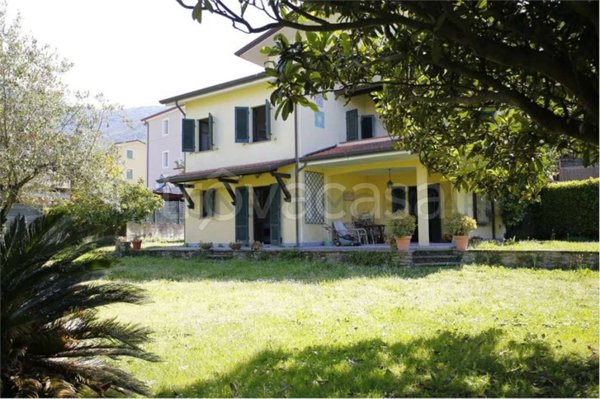 casa indipendente in vendita a Montignoso