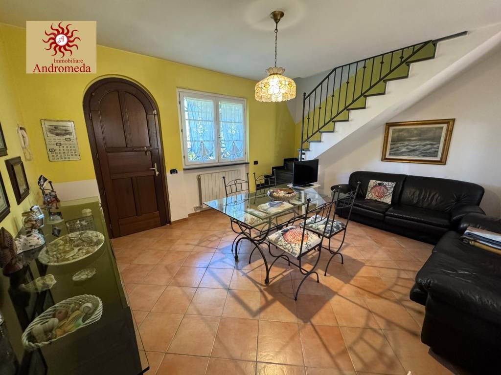 casa indipendente in vendita a Montignoso in zona Cinquale