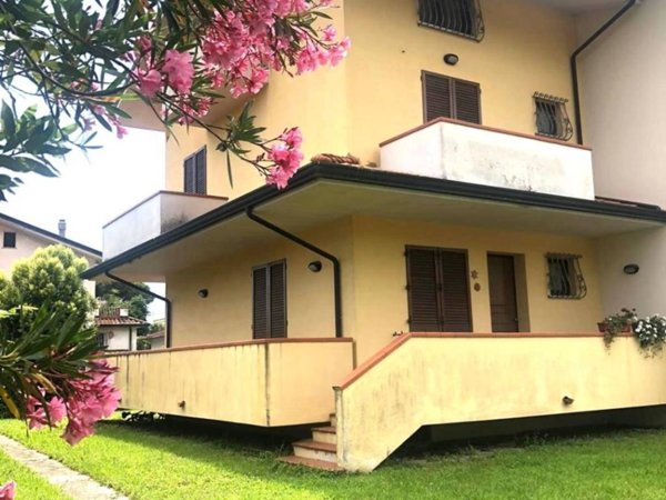 casa indipendente in vendita a Montignoso in zona Renella