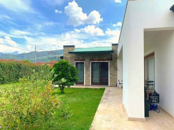 casa indipendente in vendita a Montignoso in zona Renella