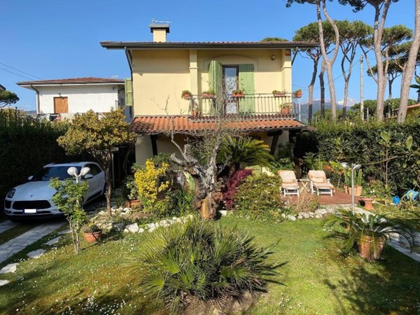 pentavano in vendita a Montignoso in zona Cinquale